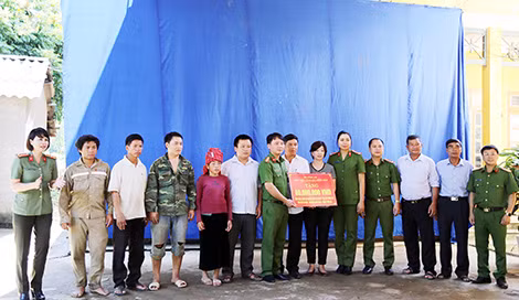 Đại diện Học viện CSND trao quà hai điểm trường trên địa bàn xã.