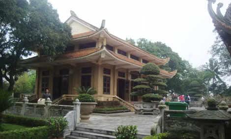 Nhà Tưởng niệm Bác Hồ tại khu di tích Kim Liên.
