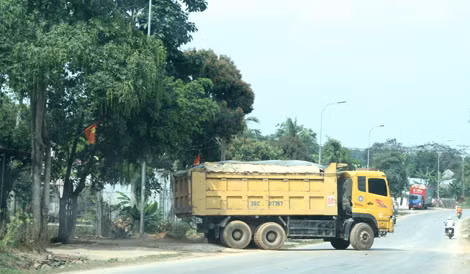 Chiều cùng ngày, khi thấy tình hình “yên ắng”, các xe tải từ mỏ đất này đã nối đuôi nhau chở đất đến san lấp tại dự án BT của CIENO 4.