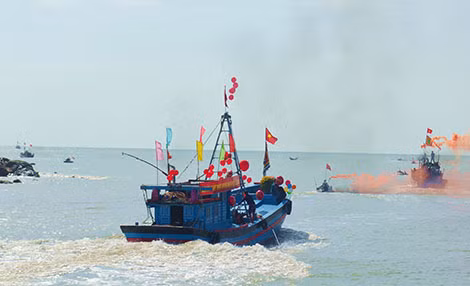 Ngư dân Lý Sơn thẳng tiến tới ngư trường truyền thống Hoàng Sa, Trường Sa Ngư dân Lý Sơn thẳng tiến tới ngư trường truyền thống Hoàng Sa, Trường Sa