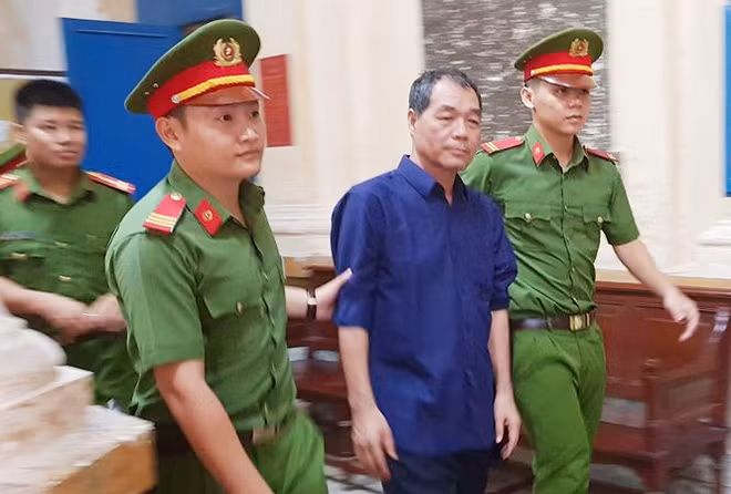 Trầm Bê bị dẫn giải tại phiên tòa Trầm Bê bị dẫn giải tại phiên tòa