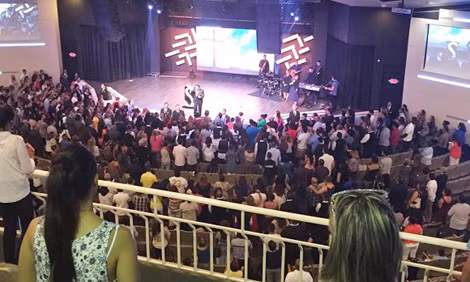 Một buổi truyền đạo của Hội Jehovah's Witnesses, một tổ chức tôn giáo ngày tận thế theo tư tưởng Thiên chúa giáo.