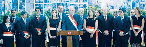 Tổng thống Pedro Pablo Kuczynski cùng các thành viên trong nội các mới tuyên thệ hôm 9-11 với hy vọng sẽ thổi luồng sinh khí mới và giải quyết những bất đồng đang nảy sinh trong xã hội Peru. Ảnh: Reuters. Tổng thống Pedro Pablo Kuczynski cùng các thành viên trong nội các mới tuyên thệ hôm 9-11 với hy vọng sẽ thổi luồng sinh khí mới và giải quyết những bất đồng đang nảy sinh trong xã hội Peru. Ảnh: Reuters.