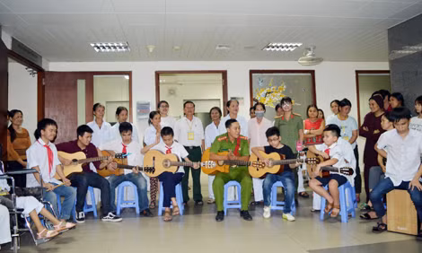 Một buổi “Mang âm nhạc tới bệnh viện” của thầy giáo Trần Anh Tuấn và các em học sinh khiếm thị. Một buổi “Mang âm nhạc tới bệnh viện” của thầy giáo Trần Anh Tuấn và các em học sinh khiếm thị.