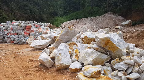Đá Thạch anh tại hiện trường.