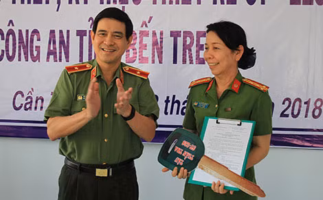 Thiếu tướng Vũ Đỗ Anh Dũng, trao tượng trưng chìa khóa tàu tuần tra vỏ thép ST-228 cho Công an tỉnh Bến Tre.