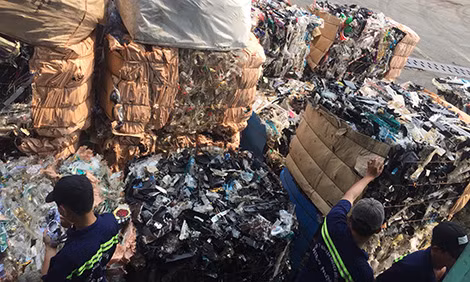 Cận cảnh một số container phế liệu nhập về đang tồn đọng tại cảng Cát Lái.