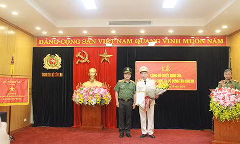Thứ trưởng Nguyễn Văn Thành trao Quyết định điều động cán bộ của Bộ trưởng Bộ Công an cho Đại tá Đỗ Văn Hoành.