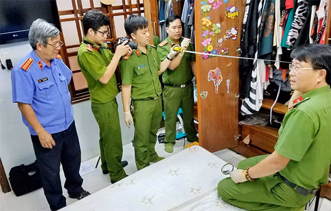 CBCS Phòng KTHS Công an tỉnh Phú Yên khám nghiệm hiện trường một vụ trộm tài sản ở TP Tuy Hòa.