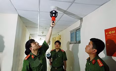 Cảnh sát PCCC kiểm tra hệ thống báo cháy của tòa nhà. Cảnh sát PCCC kiểm tra hệ thống báo cháy của tòa nhà.