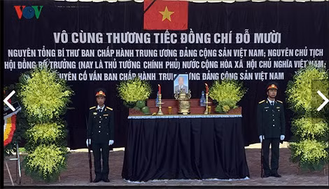 Ngay từ sớm, tại xã Đông Mỹ, huyện Thanh Trì, Hà Nội - quê hương của nguyên Tổng Bí thư Đỗ Mười, các đoàn đại biểu chính quyền địa phương, bà con họ hàng, nhân dân đã đến đặt vòng hoa viếng và thắp nén tâm hương tỏ lòng thành kính nguyên Tổng Bí thư Đỗ Mười.