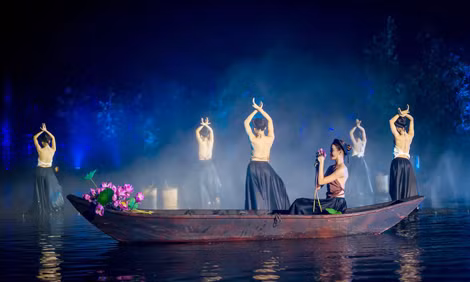 Chương trình biểu diễn nghệ thuật thực cảnh “Tinh hoa Bắc Bộ” hiện rất thu hút khách nước ngoài có nhu cầu tìm hiểu văn hóa Việt Nam. Chương trình biểu diễn nghệ thuật thực cảnh “Tinh hoa Bắc Bộ” hiện rất thu hút khách nước ngoài có nhu cầu tìm hiểu văn hóa Việt Nam.