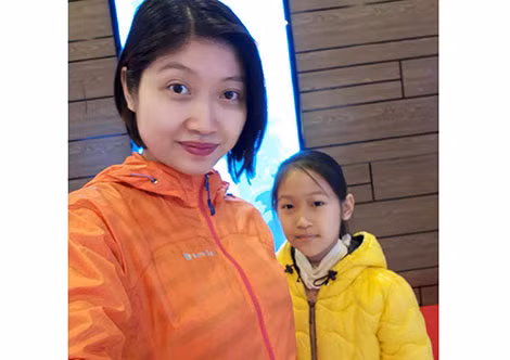 Bé Vân Nhi và mẹ.