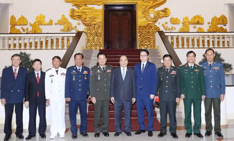 (Theo TTXVN)Thủ tướng Nguyễn Xuân Phúc và Đại tướng Vong Pisen cùng Đoàn cấp cao Quân đội Hoàng gia Campuchia tại buổi tiếp. Ảnh: TTXVN