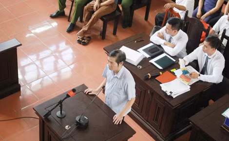 Ông Trần Văn Thắng (Trưởng phòng vật tư, Bệnh viện đa khoa tỉnh Hòa Bình) trình bày phần nội dung tranh tụng ngày 24-5.
