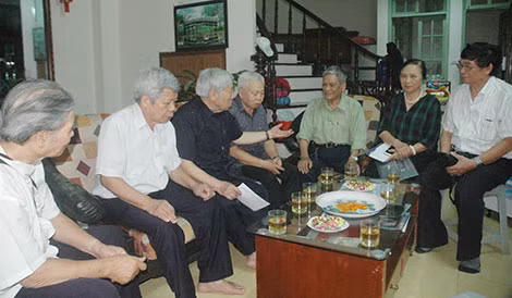 Thiếu tướng Phan Văn Lai và đoàn BLL cán bộ Công an chi viện chiến trường miền Nam tới thăm, trao quà cho Đại úy Vũ Văn Thống tại Bệnh viện Lao phổi Trung ương.