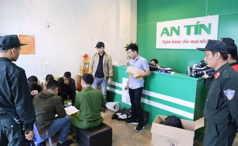 Khám xét một cơ sở cầm đồ.