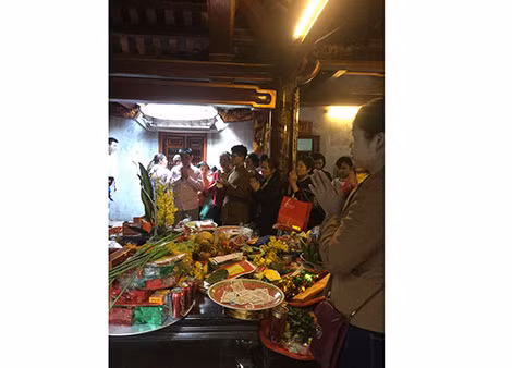 Bên trong các gian thờ lúc nào cũng chật kín người dân vào dâng lễ