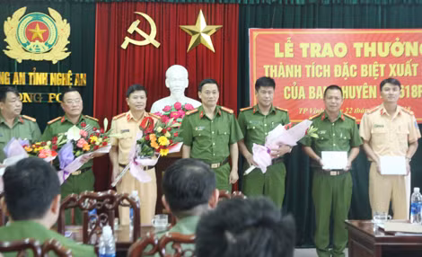 Đại tá Nguyễn Mạnh Hùng – Phó giám đốc CA tỉnh trao thưởng cho ban chuyên án. Đại tá Nguyễn Mạnh Hùng – Phó giám đốc CA tỉnh trao thưởng cho ban chuyên án.