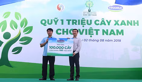 Đại diện Vinamilk trao bảng tượng trưng tặng 100.000 cây xanh cho ông Nông Quang Nhất - Giám đốc Sở Nông Nghiệp & Phát triển nông thôn tỉnh Bắc Kạn.