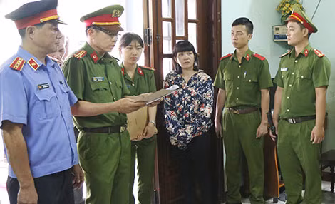Cơ quan CSĐT Công an tỉnh Thừa Thiên - Huế đọc lệnh bắt giữ Trịnh Thị Bích Trâm về hành vi lừa đảo chiếm đoạt tài sản.