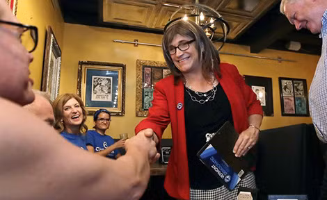 Christine Hallquist và những người ủng hộ bà trong bữa tiệc ăn mừng Christine Hallquist và những người ủng hộ bà trong bữa tiệc ăn mừng