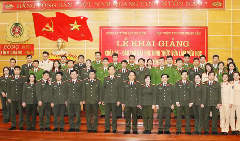 Các đại biểu dự Lễ khai giảng lớp học khóa 36 tại Công an tỉnh Quảng Bình.