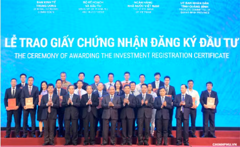 Thủ tướng chứng kiến Lễ trao Giấy chứng nhận đăng ký đầu tư - Ảnh: VGP/Quang Hiếu