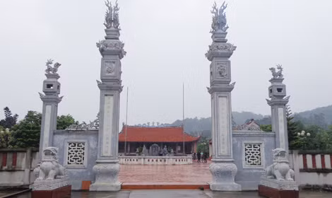 Toàn cảnh đền thờ Trần Khánh Dư trên đảo Quan Lạn, huyện Vân Đồn, tỉnh Quảng Ninh.