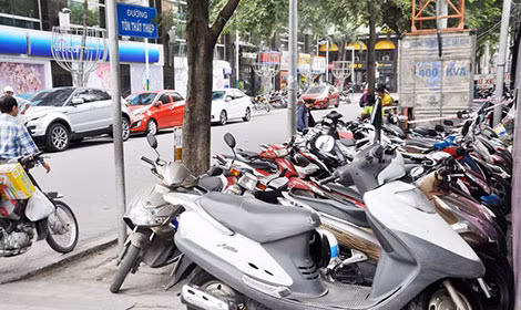 Những bãi xe lấn chiếm vỉa hè trước kia giờ đã được dẹp bỏ hoặc đình chỉ hoạt động. Những bãi xe lấn chiếm vỉa hè trước kia giờ đã được dẹp bỏ hoặc đình chỉ hoạt động.