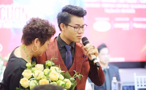 Duy Cường và mẹ cùng bật khóc khi nhắc lại những năm tháng khốn khó của gia đình. Duy Cường và mẹ cùng bật khóc khi nhắc lại những năm tháng khốn khó của gia đình.