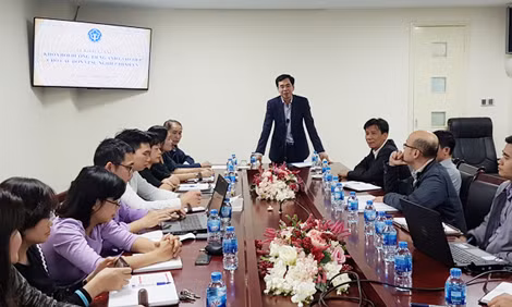 Phó Tổng Giám đốc Bảo hiểm xã hội Việt Nam phát biểu với các học viên tham gia khóa bồi dưỡng tiếng Anh.