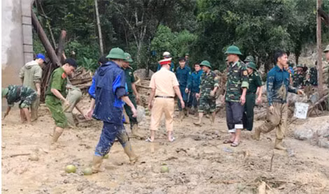Lực lượng chức năng và người dân tìm kiếm các nạn nhân mất tích
