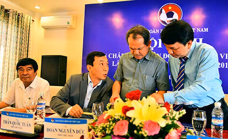 Phó chủ tịch VFF Trần Quốc Tuấn (thứ hai từ trái sang) là một trong ứng viên nặng ký. Ảnh: M.T