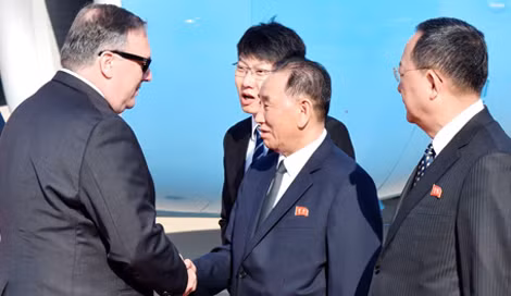Ông Kim Yong-chol bắt tay ông Mike Pompeo trong lần gặp mặt ở Bình Nhưỡng đầu tháng 5-2018. Ảnh: Getty Ông Kim Yong-chol bắt tay ông Mike Pompeo trong lần gặp mặt ở Bình Nhưỡng đầu tháng 5-2018. Ảnh: Getty