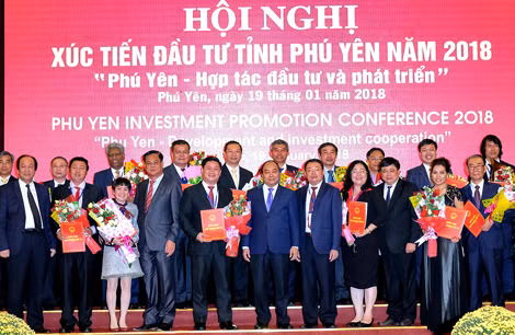 Thủ tướng Nguyễn Xuân Phúc chụp ảnh lưu niệm với các nhà đầu tư.