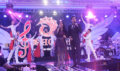 Ca sĩ Ngọc Sơn và Ngọc Ánh thể hiện một ca khúc bolero trong chương trình.
