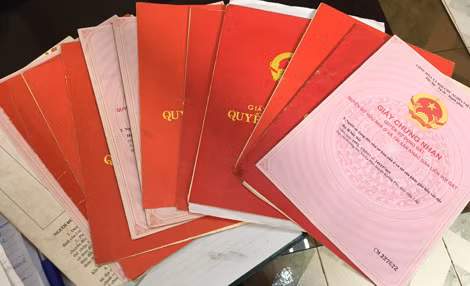 Hàng loạt sổ đỏ giả được các đối tượng đem cầm cố cho người dân. Hàng loạt sổ đỏ giả được các đối tượng đem cầm cố cho người dân.