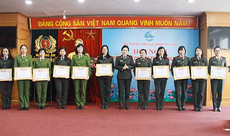 Đại tá Ngô Hoài Thu trao Bằng khen cho cá nhân có thành tích xuất sắc.
