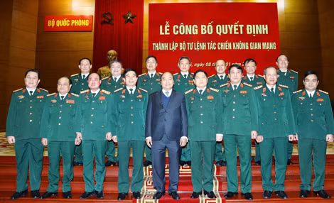 Thủ tướng Nguyễn Xuân Phúc, Bộ trưởng Bộ Quốc phòng Ngô Xuân Lịch cùng các đại biểu. Ảnh : TTXVN Thủ tướng Nguyễn Xuân Phúc, Bộ trưởng Bộ Quốc phòng Ngô Xuân Lịch cùng các đại biểu. Ảnh : TTXVN