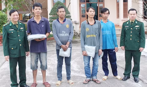 Các thuyền viên được Bộ đội Biên phòng TP Đà Nẵng giải cứu.