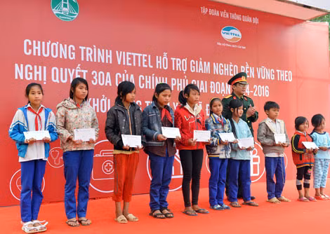 Viettel trao học bổng cho học sinh có hoàn cảnh khó khăn.