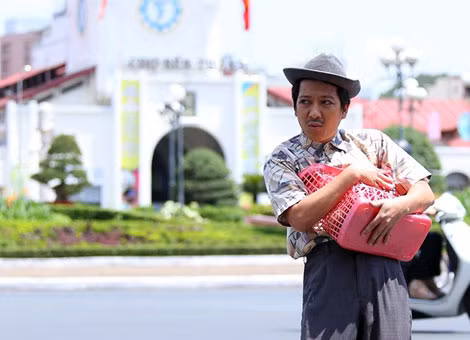 Nghệ sĩ hài Trường Giang trong một cảnh diễn. Nghệ sĩ hài Trường Giang trong một cảnh diễn.