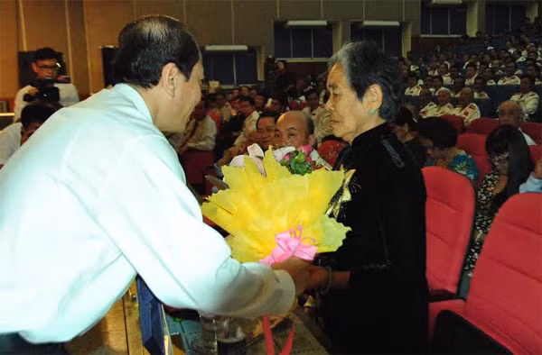 Ông Phạm Ngọc Nghị tặng hoa chúc mừng các Bà Mẹ Việt Nam Anh hùng tại buổi lễ.