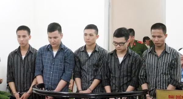 Bị cáo Đại (ngoài cùng bên trái) và đồng bọn tại tòa. Bị cáo Đại (ngoài cùng bên trái) và đồng bọn tại tòa.