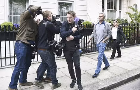 Mourinho đã chuyển đồ từ London sang Manchester định cư.