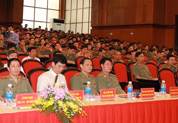 Thứ trưởng Bùi Văn Nam và các đại biểu tại Lễ phát động thi đua của Công an Thanh Hoá.