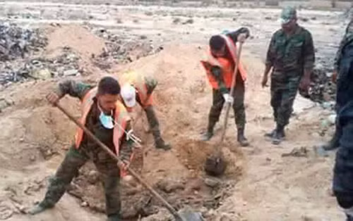 Ngôi mộ tập thể nằm phía Tây Nam sân bay Palmyra bao gồm cả binh lính và dân thường.