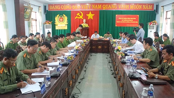 Lãnh đạo Công an Đak Nông báo cáo tại buổi làm việc.
