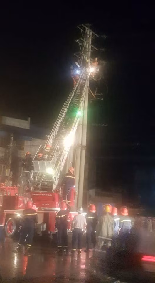 Lực lượng Cứu nạn, cứu hộ đưa nạn nhân xuống đất (ảnh Thành Chung).